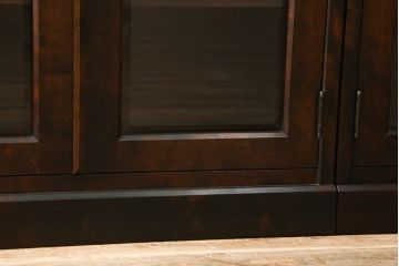 中古　美品!!　北海道民芸家具　落ち着いた深みのある色合いが美しいサイドボード(サイドキャビネット、戸棚、収納棚、リビングボード)(R-071453)