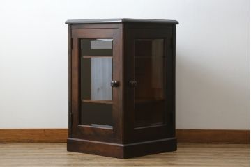 中古　美品!!　北海道民芸家具　落ち着いた深みのある色合いが美しいサイドボード(サイドキャビネット、戸棚、収納棚、リビングボード)(R-071453)