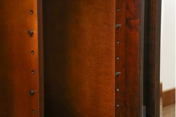 中古　美品!!　北海道民芸家具　落ち着いた深みのある色合いが美しいサイドボード(サイドキャビネット、戸棚、収納棚、リビングボード)(R-071456)