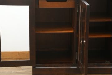中古　美品!!　北海道民芸家具　落ち着いた深みのある色合いが美しいサイドボード(サイドキャビネット、戸棚、収納棚、リビングボード)(R-071456)