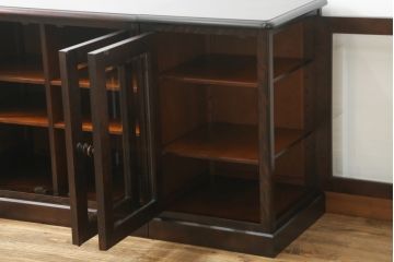 中古　美品!!　北海道民芸家具　落ち着いた深みのある色合いが美しいサイドボード(サイドキャビネット、戸棚、収納棚、リビングボード)(R-071456)