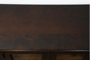 中古　美品!!　北海道民芸家具　落ち着いた深みのある色合いが美しいサイドボード(サイドキャビネット、戸棚、収納棚、リビングボード)(R-071456)