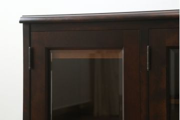 中古　美品!!　北海道民芸家具　落ち着いた深みのある色合いが美しいサイドボード(サイドキャビネット、戸棚、収納棚、リビングボード)(R-071456)