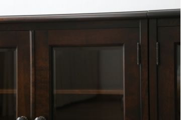 中古　美品!!　北海道民芸家具　落ち着いた深みのある色合いが美しいサイドボード(サイドキャビネット、戸棚、収納棚、リビングボード)(R-071456)
