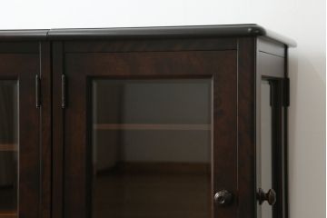 中古　美品!!　北海道民芸家具　落ち着いた深みのある色合いが美しいサイドボード(サイドキャビネット、戸棚、収納棚、リビングボード)(R-071456)