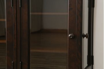 中古　美品!!　北海道民芸家具　落ち着いた深みのある色合いが美しいサイドボード(サイドキャビネット、戸棚、収納棚、リビングボード)(R-071456)