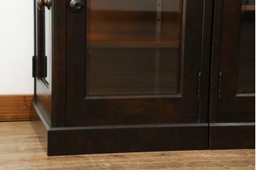中古　美品!!　北海道民芸家具　落ち着いた深みのある色合いが美しいサイドボード(サイドキャビネット、戸棚、収納棚、リビングボード)(R-071456)