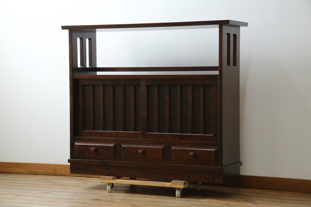 中古　北海道民芸家具　モダンな佇まいが魅力的な飾り棚　(R-071457)