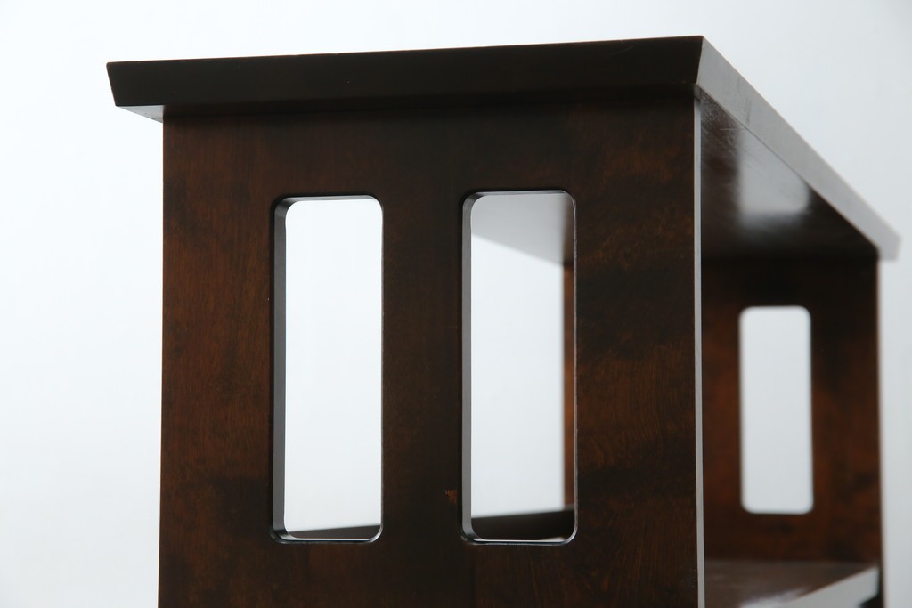 中古　北海道民芸家具　モダンな佇まいが魅力的な飾り棚　(R-071457)