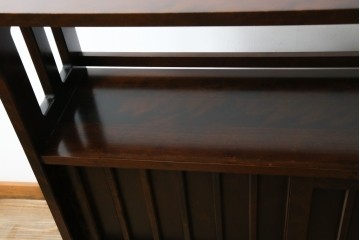 中古　北海道民芸家具　モダンな佇まいが魅力的な飾り棚　(R-071457)