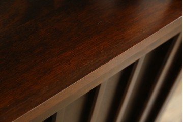 中古　北海道民芸家具　モダンな佇まいが魅力的な飾り棚　(R-071457)