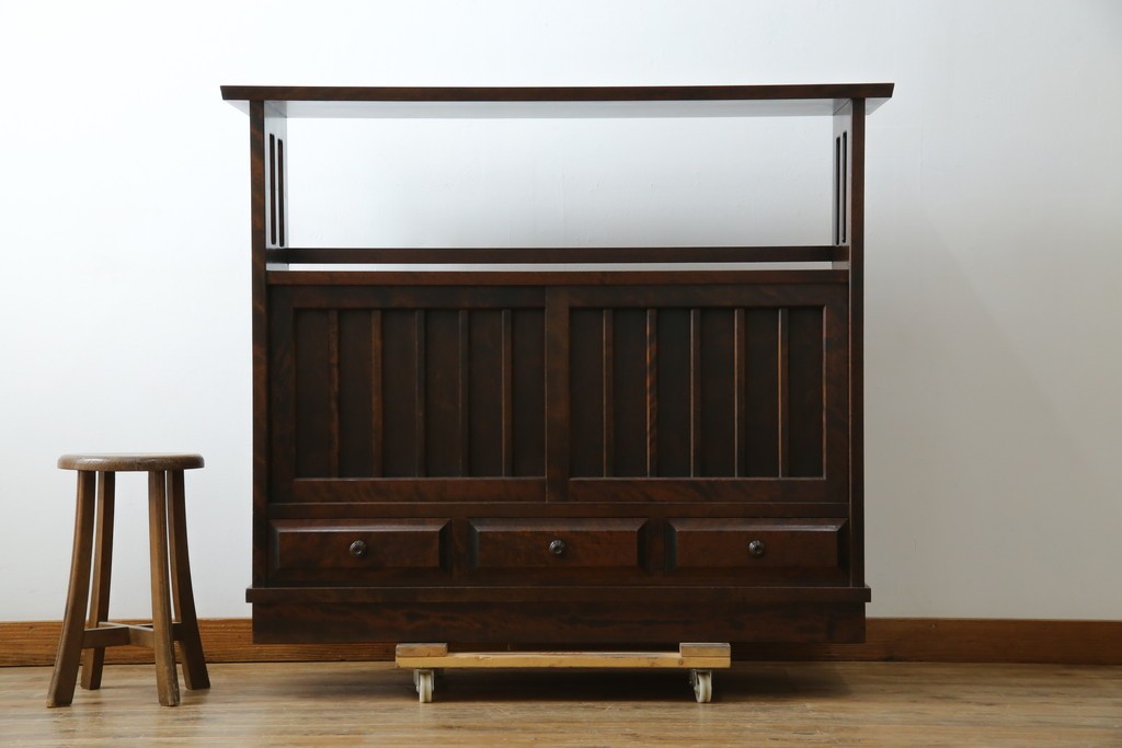 中古　北海道民芸家具　モダンな佇まいが魅力的な飾り棚　(R-071457)