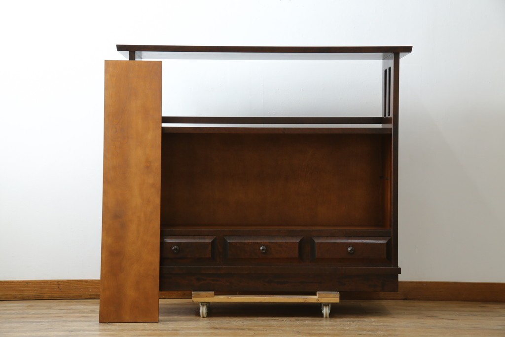 中古　北海道民芸家具　モダンな佇まいが魅力的な飾り棚　(R-071457)