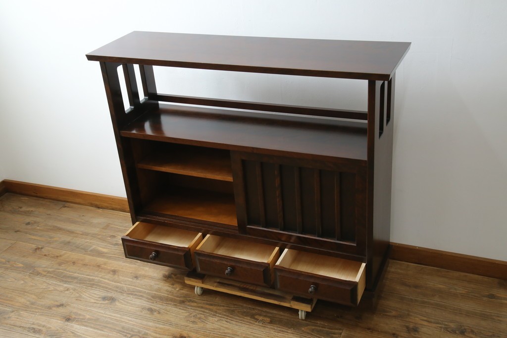 中古　北海道民芸家具　モダンな佇まいが魅力的な飾り棚　(R-071457)