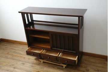 中古　北海道民芸家具　モダンな佇まいが魅力的な飾り棚　(R-071457)