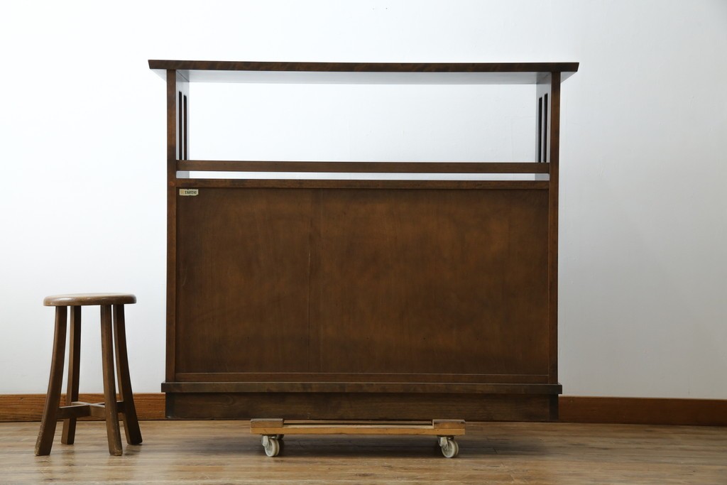 中古　北海道民芸家具　モダンな佇まいが魅力的な飾り棚　(R-071457)