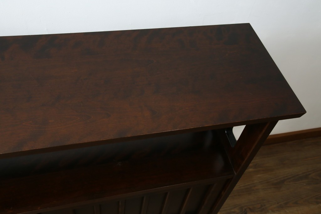 中古　北海道民芸家具　モダンな佇まいが魅力的な飾り棚　(R-071457)