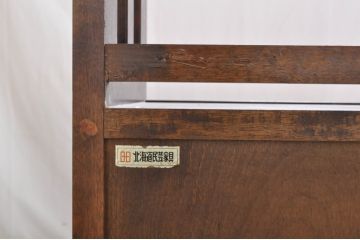中古　北海道民芸家具　モダンな佇まいが魅力的な飾り棚(茶棚、茶タンス、収納棚、戸棚)(R-071457)