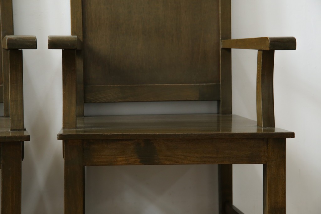 和製アンティーク　タモ材　ラワン材　ノスタルジックな雰囲気漂う古い教会のアームチェア2脚セット　(R-071466)