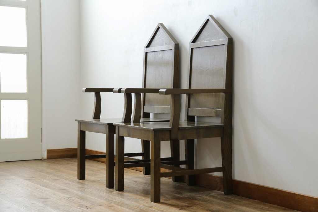 和製アンティーク　タモ材　ラワン材　ノスタルジックな雰囲気漂う古い教会のアームチェア2脚セット　(R-071466)