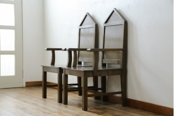 和製アンティーク　タモ材　ラワン材　ノスタルジックな雰囲気漂う古い教会のアームチェア2脚セット　(R-071466)