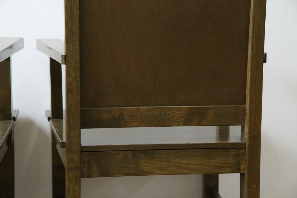 和製アンティーク　タモ材　ラワン材　ノスタルジックな雰囲気漂う古い教会のアームチェア2脚セット　(R-071466)