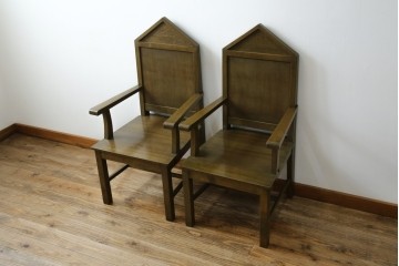 和製アンティーク　タモ材　ラワン材　ノスタルジックな雰囲気漂う古い教会のアームチェア2脚セット　(R-071466)