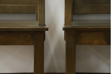 和製アンティーク　タモ材　ラワン材　ノスタルジックな雰囲気漂う古い教会のアームチェア2脚セット　(R-071466)