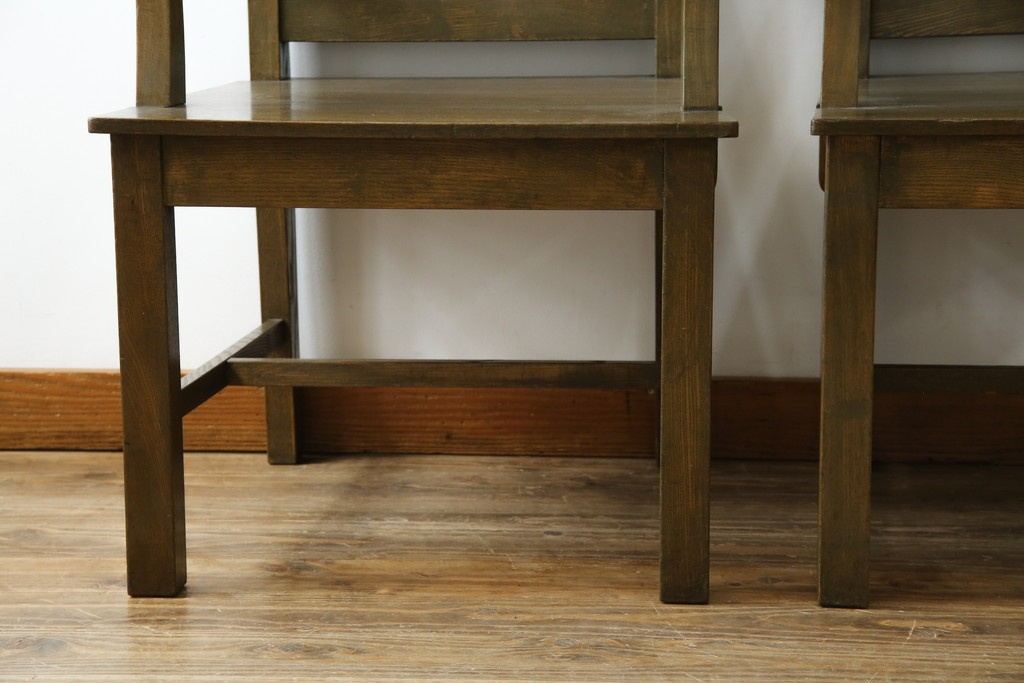 和製アンティーク　タモ材　ラワン材　ノスタルジックな雰囲気漂う古い教会のアームチェア2脚セット　(R-071466)