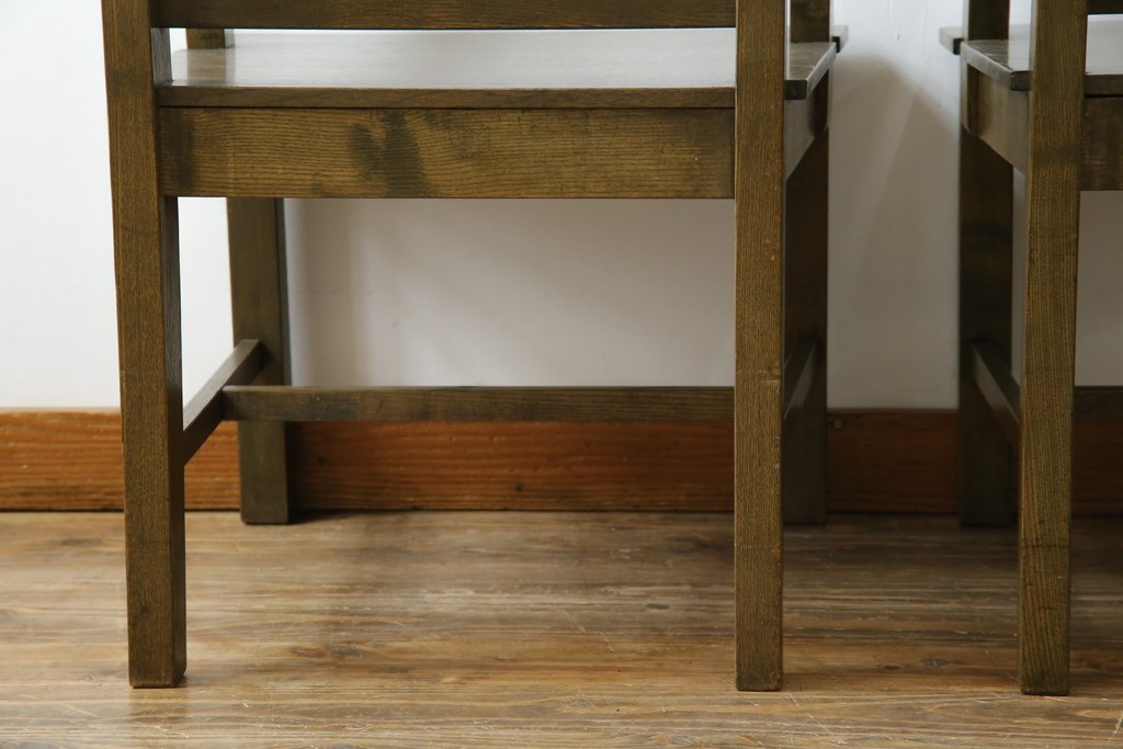 和製アンティーク　タモ材　ラワン材　ノスタルジックな雰囲気漂う古い教会のアームチェア2脚セット　(R-071466)