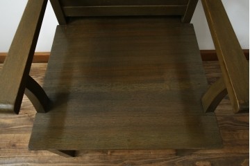 和製アンティーク　タモ材　ラワン材　ノスタルジックな雰囲気漂う古い教会のアームチェア　(R-071467)