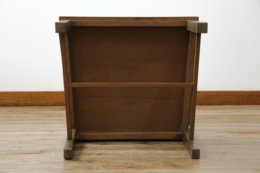 和製アンティーク　タモ材　ラワン材　ノスタルジックな雰囲気漂う古い教会のアームチェア　(R-071467)