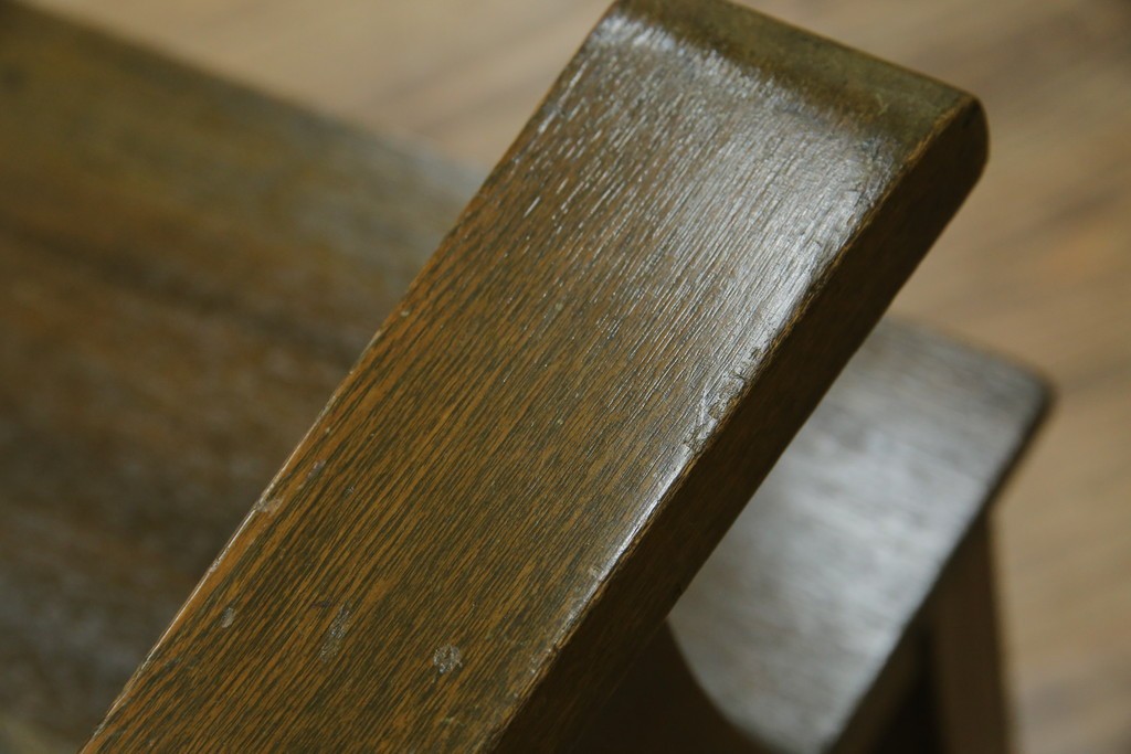 和製アンティーク　タモ材　ラワン材　ノスタルジックな雰囲気漂う古い教会のアームチェア　(R-071467)