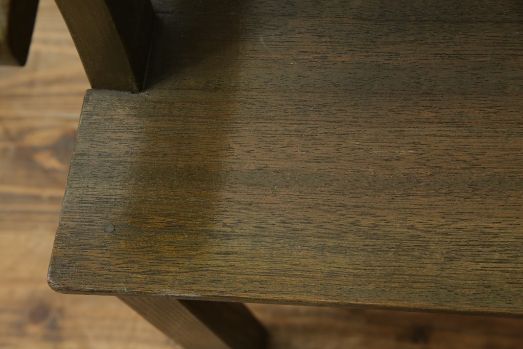 和製アンティーク　タモ材　ラワン材　ノスタルジックな雰囲気漂う古い教会のアームチェア　(R-071467)