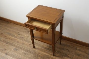 中古　DREXEL HERITAGE(ドレクセルヘリテイジ)　品のある佇まいが美しいサイドテーブル(電話台、ナイトテーブル、コンソールテーブル)(R-071471)