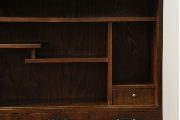 和製アンティーク　上手物!!　銅金具　三方欅(ケヤキ)材　前面玉杢　懐かしい雰囲気漂う小振りな茶箪笥(違い棚、食器棚、飾り棚、茶棚、収納棚、戸棚、キャビネット)(R-071478)
