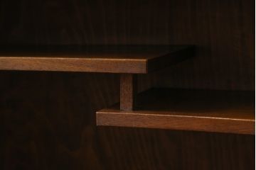 和製アンティーク　上手物!!　銅金具　三方欅(ケヤキ)材　前面玉杢　懐かしい雰囲気漂う小振りな茶箪笥(違い棚、食器棚、飾り棚、茶棚、収納棚、戸棚、キャビネット)(R-071478)