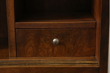 和製アンティーク　上手物!!　銅金具　三方欅(ケヤキ)材　前面玉杢　懐かしい雰囲気漂う小振りな茶箪笥(違い棚、食器棚、飾り棚、茶棚、収納棚、戸棚、キャビネット)(R-071478)