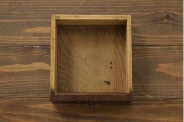和製アンティーク　上手物!!　銅金具　三方欅(ケヤキ)材　前面玉杢　懐かしい雰囲気漂う小振りな茶箪笥(違い棚、食器棚、飾り棚、茶棚、収納棚、戸棚、キャビネット)(R-071478)
