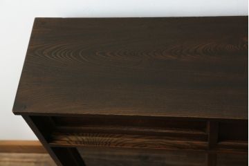 和製アンティーク　上手物!!　銅金具　三方欅(ケヤキ)材　前面玉杢　懐かしい雰囲気漂う小振りな茶箪笥(違い棚、食器棚、飾り棚、茶棚、収納棚、戸棚、キャビネット)(R-071478)