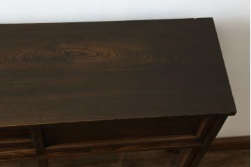 和製アンティーク　上手物!!　銅金具　三方欅(ケヤキ)材　前面玉杢　懐かしい雰囲気漂う小振りな茶箪笥(違い棚、食器棚、飾り棚、茶棚、収納棚、戸棚、キャビネット)(R-071478)