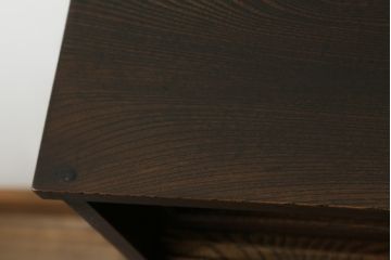 和製アンティーク　上手物!!　銅金具　三方欅(ケヤキ)材　前面玉杢　懐かしい雰囲気漂う小振りな茶箪笥(違い棚、食器棚、飾り棚、茶棚、収納棚、戸棚、キャビネット)(R-071478)