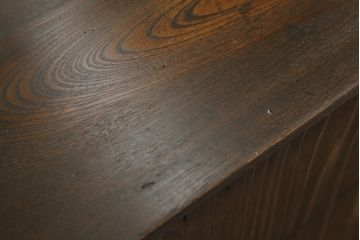 和製アンティーク　上手物!!　銅金具　三方欅(ケヤキ)材　前面玉杢　懐かしい雰囲気漂う小振りな茶箪笥(違い棚、食器棚、飾り棚、茶棚、収納棚、戸棚、キャビネット)(R-071478)