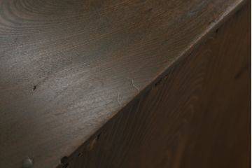 和製アンティーク　上手物!!　銅金具　三方欅(ケヤキ)材　前面玉杢　懐かしい雰囲気漂う小振りな茶箪笥(違い棚、食器棚、飾り棚、茶棚、収納棚、戸棚、キャビネット)(R-071478)