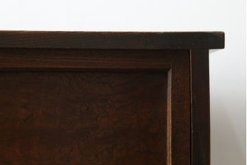 和製アンティーク　上手物!!　銅金具　三方欅(ケヤキ)材　前面玉杢　懐かしい雰囲気漂う小振りな茶箪笥(違い棚、食器棚、飾り棚、茶棚、収納棚、戸棚、キャビネット)(R-071478)