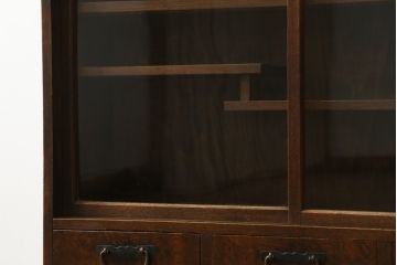 和製アンティーク　上手物!!　銅金具　三方欅(ケヤキ)材　前面玉杢　懐かしい雰囲気漂う小振りな茶箪笥(違い棚、食器棚、飾り棚、茶棚、収納棚、戸棚、キャビネット)(R-071478)