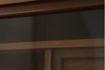 和製アンティーク　上手物!!　銅金具　三方欅(ケヤキ)材　前面玉杢　懐かしい雰囲気漂う小振りな茶箪笥(違い棚、食器棚、飾り棚、茶棚、収納棚、戸棚、キャビネット)(R-071478)
