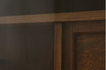 和製アンティーク　上手物!!　銅金具　三方欅(ケヤキ)材　前面玉杢　懐かしい雰囲気漂う小振りな茶箪笥(違い棚、食器棚、飾り棚、茶棚、収納棚、戸棚、キャビネット)(R-071478)