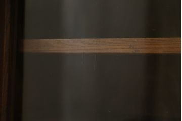 和製アンティーク　上手物!!　銅金具　三方欅(ケヤキ)材　前面玉杢　懐かしい雰囲気漂う小振りな茶箪笥(違い棚、食器棚、飾り棚、茶棚、収納棚、戸棚、キャビネット)(R-071478)