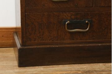 和製アンティーク　上手物!!　銅金具　三方欅(ケヤキ)材　前面玉杢　懐かしい雰囲気漂う小振りな茶箪笥(違い棚、食器棚、飾り棚、茶棚、収納棚、戸棚、キャビネット)(R-071478)